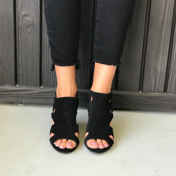 NIB Open Toe Perforated Elasticize Side Sandal - Picture 3 of 8